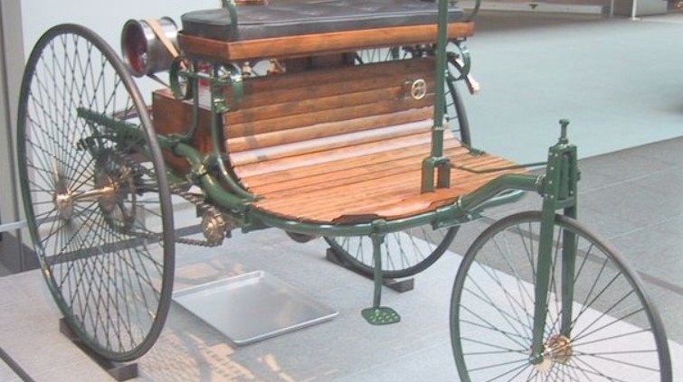 Fyrsti bíllinn
